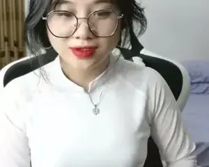 Bé áo dài dễ thương trên ghế livestream – Phần 1 – Viet69