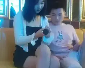 Clip sex tự quay địt em gái xinh trong karaoke – Cliphot69