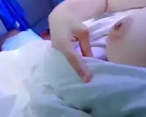 Em gái vú hồng quay video show hàng trên tàu hỏa – Viet69