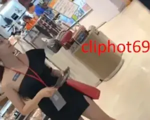 Quay lén dưới váy nhân viên siêu thị – Cliphot69