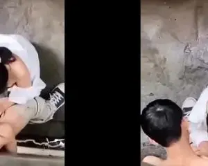 Quay lén em nữ sinh BJ cho bạn trai trong hẻm – Viet69