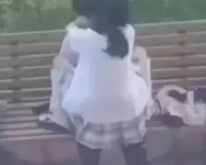 Sex quay lén hai em học sinh ấy ấy trên ghế – Cliphot69