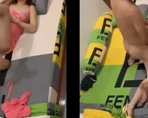 Anh chơi nhẹ thôi em đang nói chuyện điện thoại với sếp – Viet69