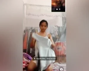 Bé Nguyễn Nhàn ở nhà buồn gọi video call sex với bạn trai – Viet69