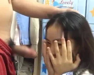 Bé nữ sinh đang bú cu mà anh cứ dí điện thoại vào quay mặt em – Viet69