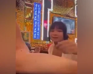 Bú cu anh khách trong phòng hát Karaoke anh bo 5 xị – Viet69