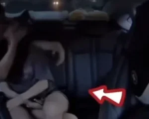 Cặp đôi ăn hàng trên xe taxi – Viet69