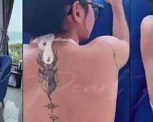 Chơi em sinh viên kính cận bên cửa sổ trong chuyến du lịch biển – Viet69