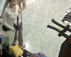 Chồng vắng nhà vợ trẻ được người tình tặng váy mới và làm luôn 1 nháy tại phòng ngủ – Viet69