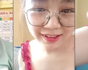 Cô giáo kính cận vú to đang dạy học thì thay đồ khoe hàng ngay trên lớp – Viet69