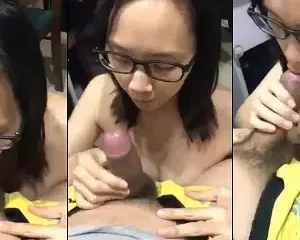 Em gái kính cận nhẹ nhàng chăm chút thằng em bên bàn làm việc – Viet69