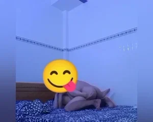 Em nằm nghiêng để tinh không rớt xuống giường – Viet69