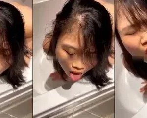 Em thích chơi độc lạ quỳ trong bồn tắm để anh đái vào mặt – Viet69