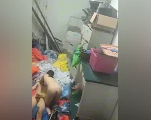 Quay lén cặp đôi công nhân chịch nhau trong kho để đồ – Viet69