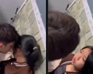 Quay lén hai em học sinh đụ nhau trong nhà vệ sinh – Viet69