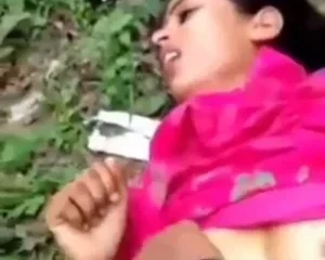 Tiểu thư Ấn Độ bị lôi vào bụi rồi tụt quần quay clip giữa công viên – Viet69