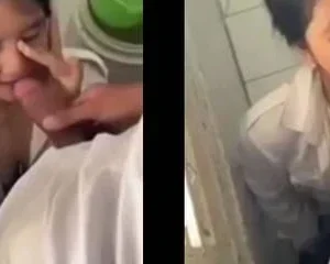 Trốn tiết học bé nữ sinh bú cây hàng khủng của bạn thân trong wc trường – Viet69