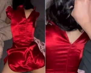 Túm tóc doggy em gái váy đỏ bú cặc nhiệt tình – Viet69