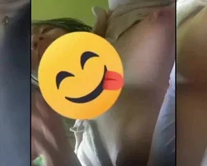 Vào quán trà sữa em nữ sinh kéo áo cho bú ti hôn hít – Viet69