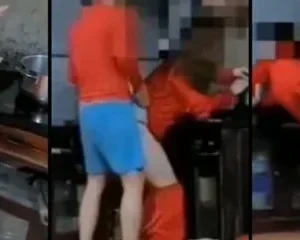 Vợ đang nấu mỳ tôm mà cũng không yên với ông chồng nứng cặc | VIET69