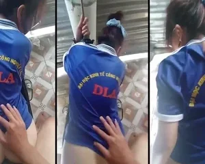 Doggy bé sinh viên Đại học kinh tế Công Nghiệp DLA trên chiếc võng ngay trước cửa nhà