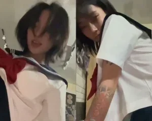 Em nhân viên và anh chủ quán tattoo trong bộ nữ sinh dâm đãng